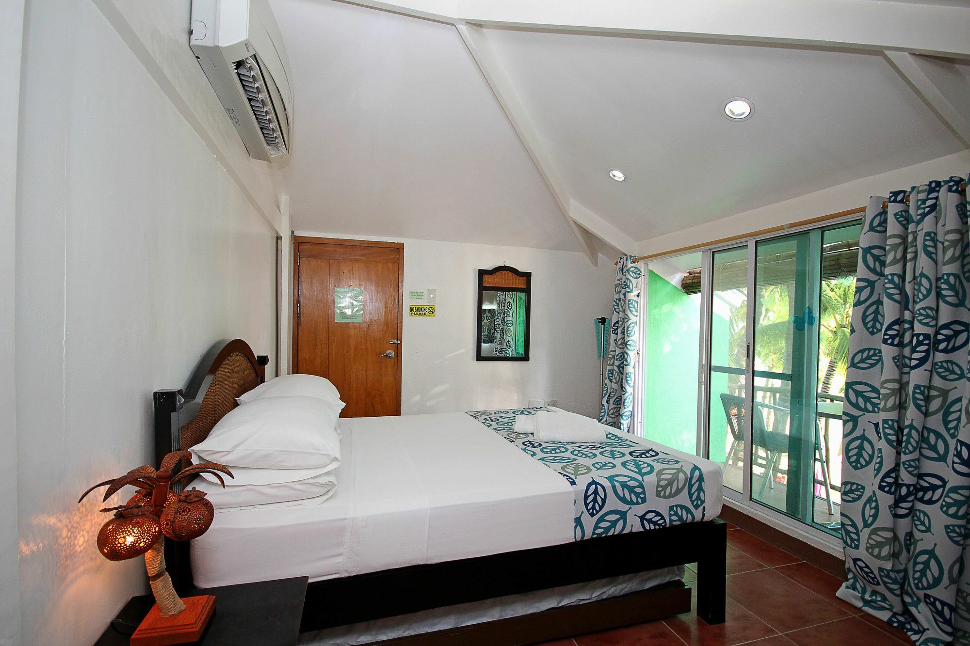 Bluewaves Beach House Balabag  Exterior photo